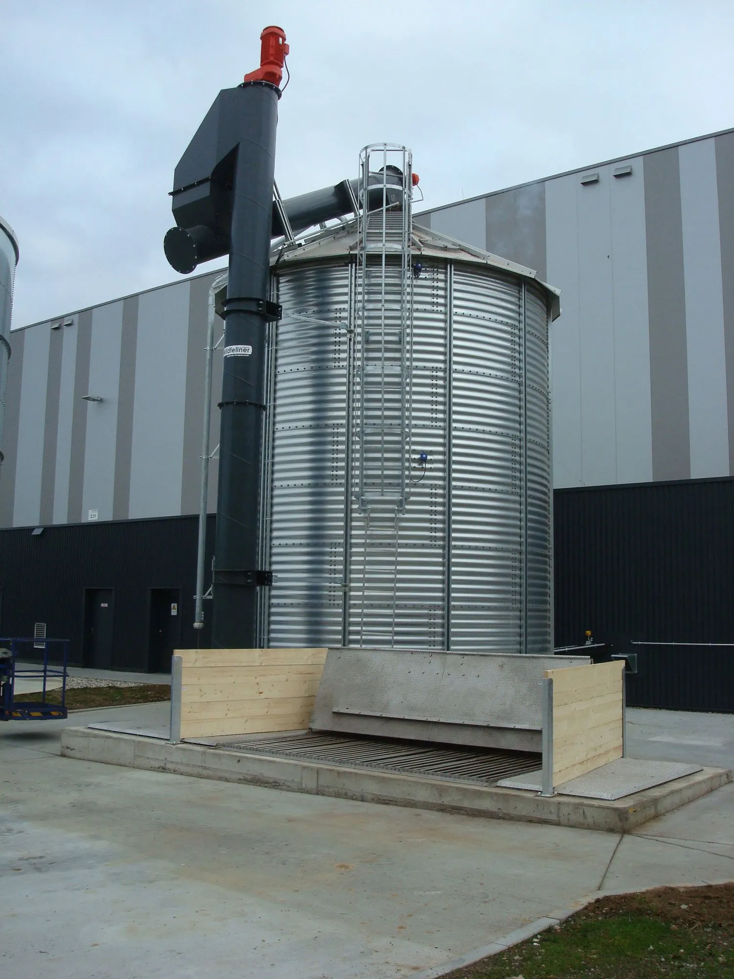 Silo filling — detail of the conveying system