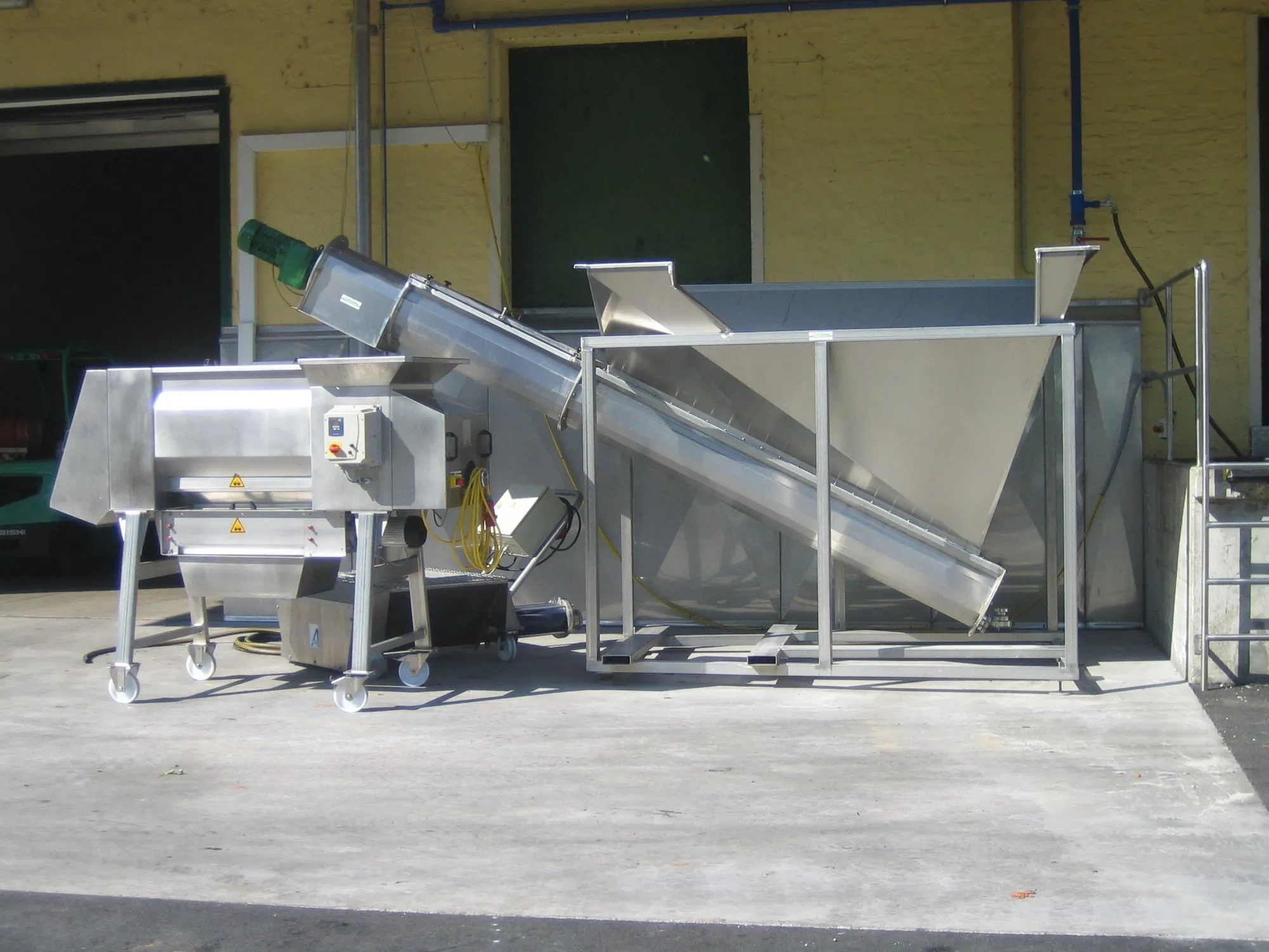 Grape conveying systems — Wildfellner conveying system in service